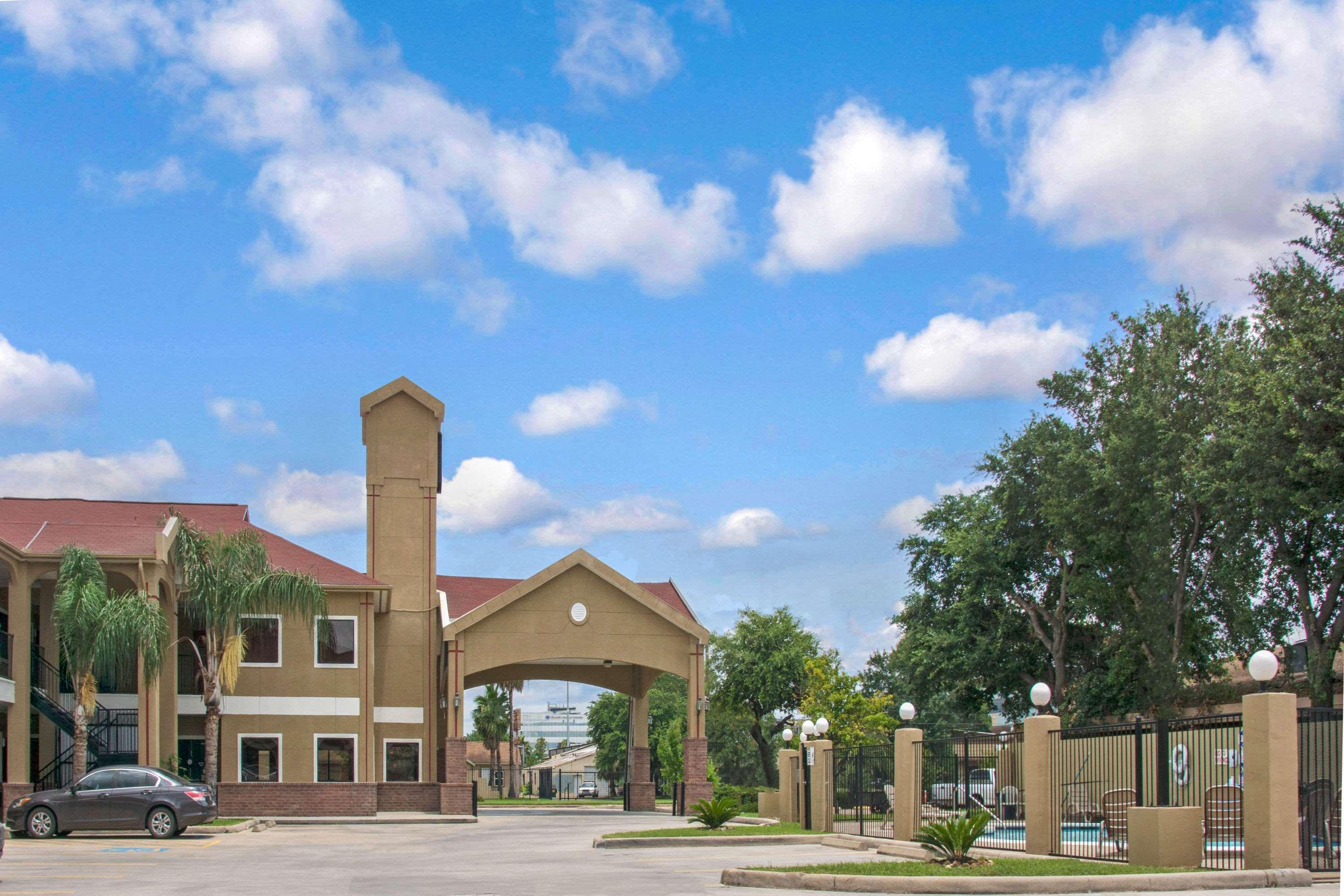 Super 8 By Wyndham Houston/Brookhollow Nw Hotel Exterior photo